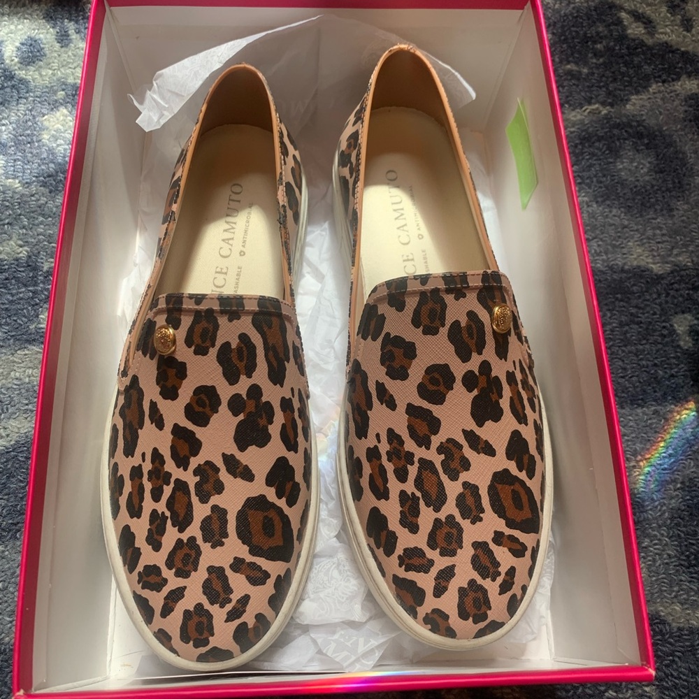 Vince Camuto cheetah print loafers/shoes EUC size 9.5